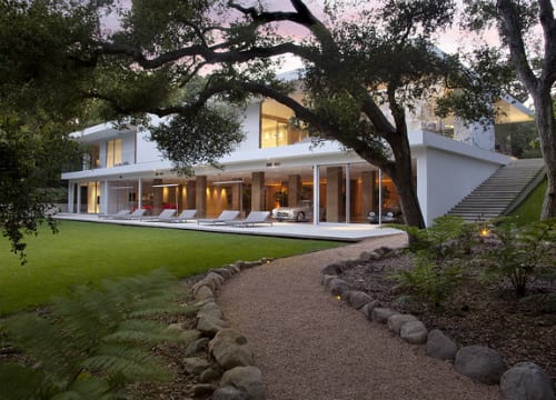Glass Pavilion House Relies on the Forest to Guard Privacy